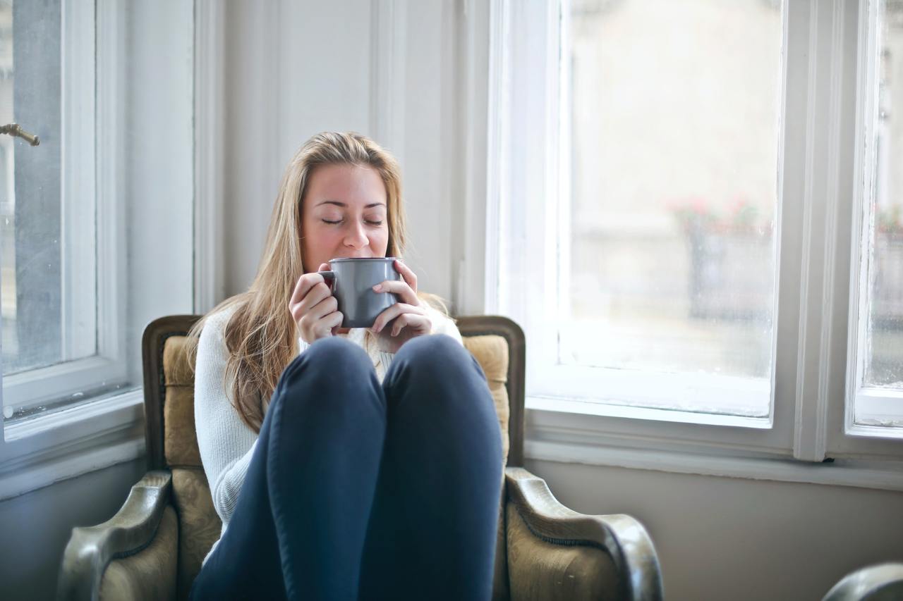 コーヒーを飲む女性