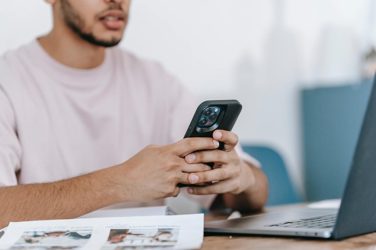 スマホを見る男性