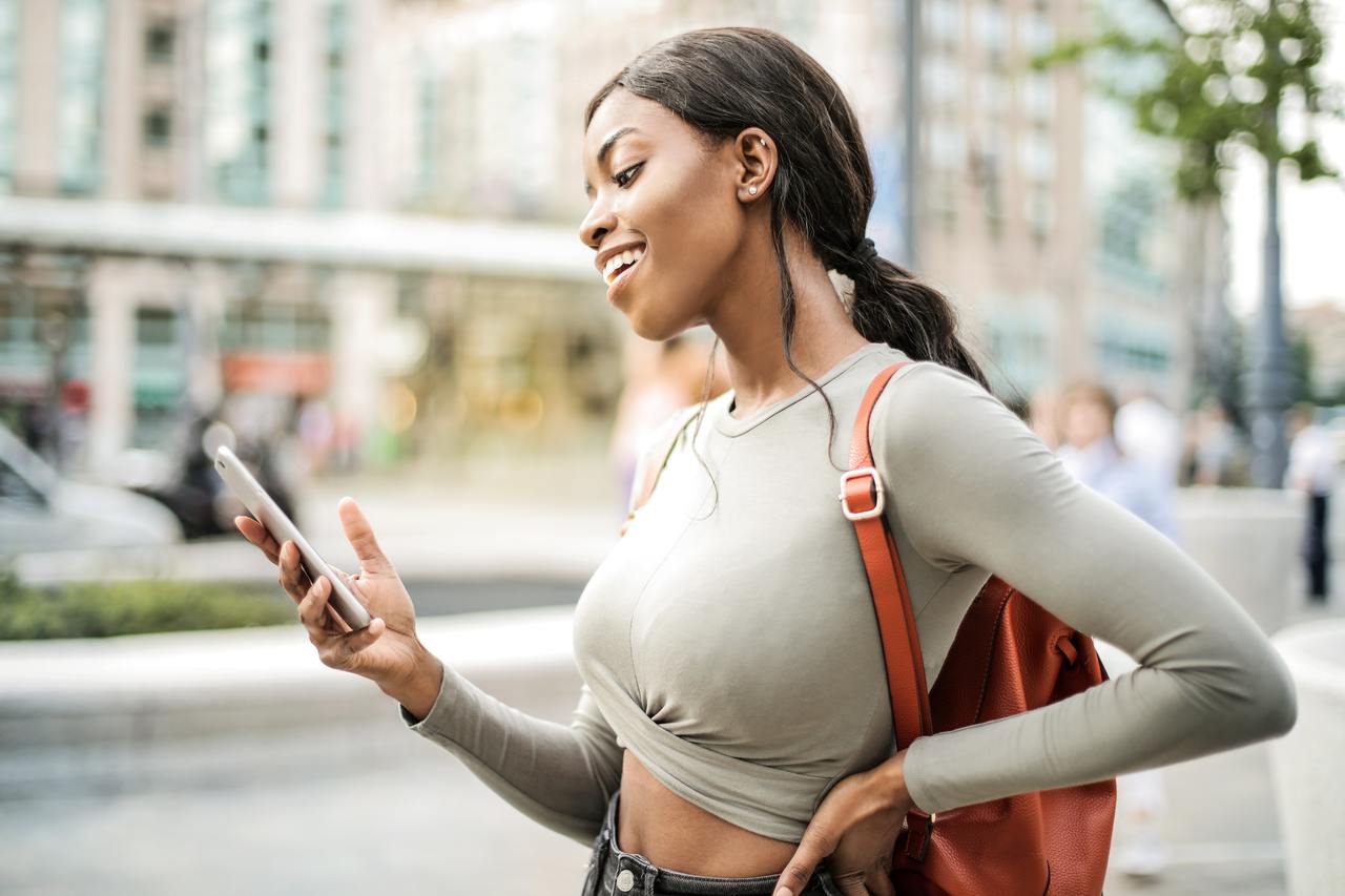 スマホを持つ笑顔の女性