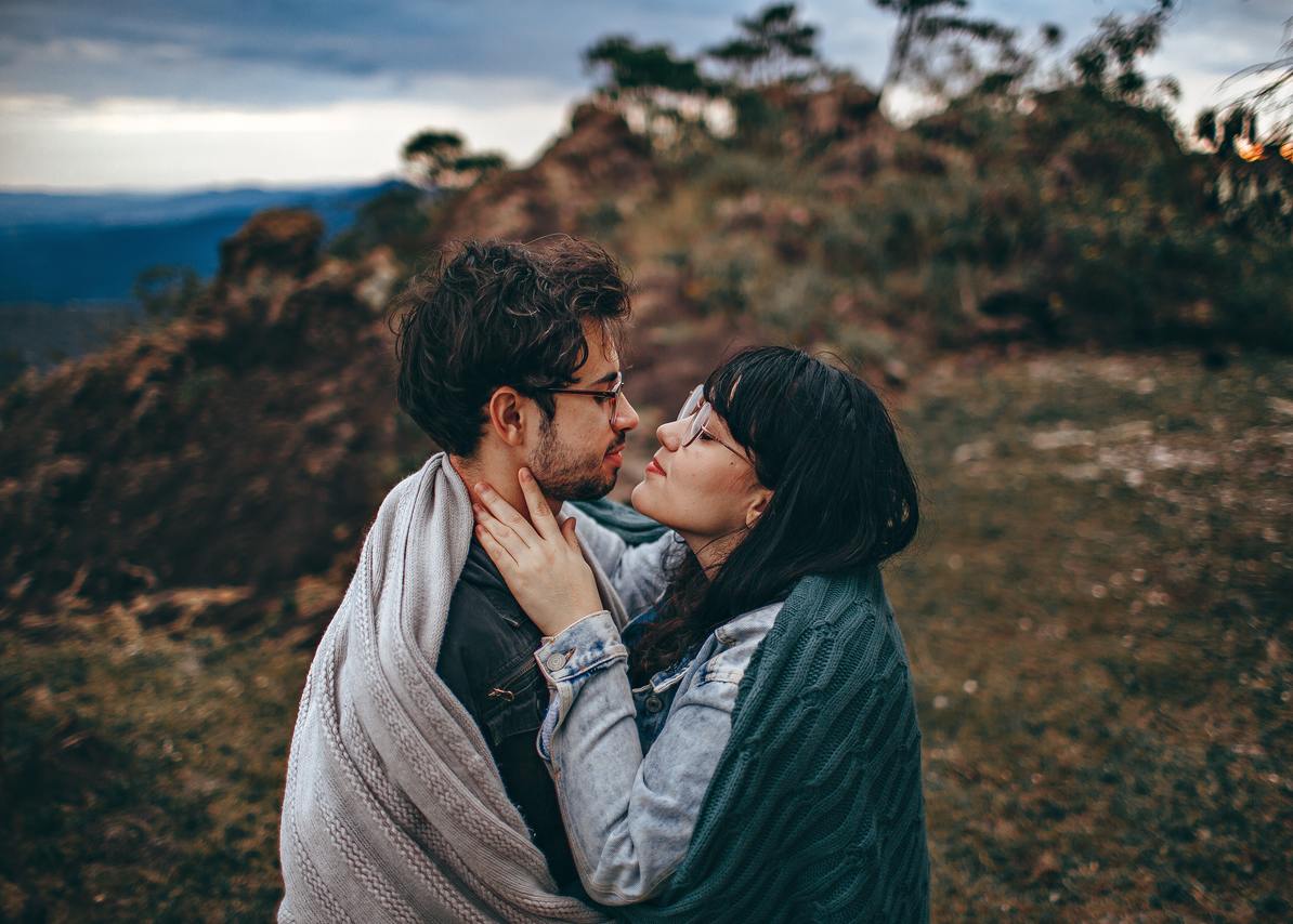 キスをしようとする女性