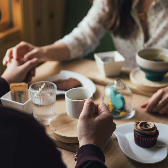 Large thumb couple on coffee date