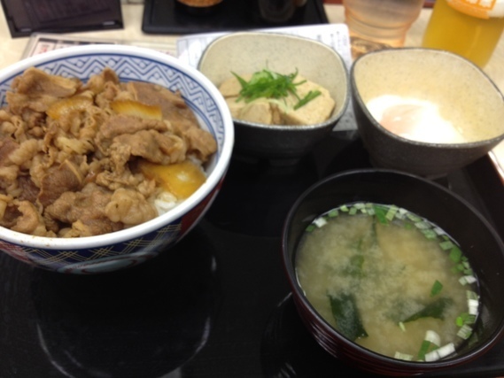 しらたきの入った牛丼の食事セット