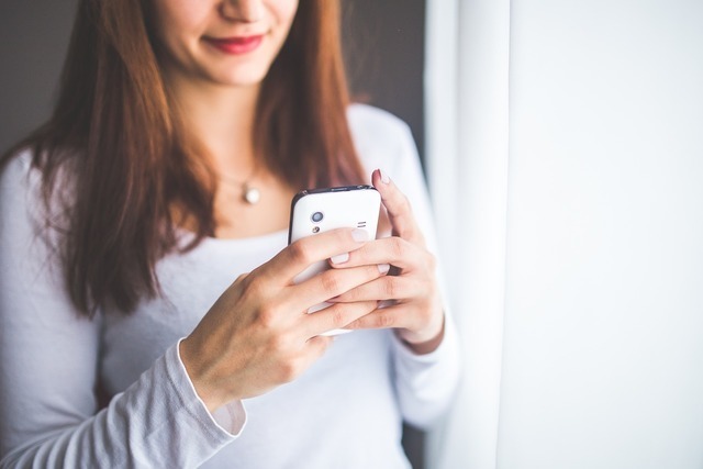 スマホをさわる女性