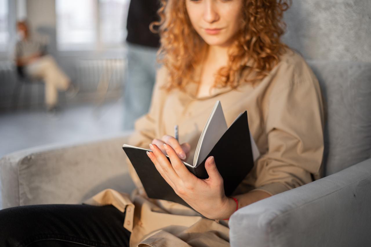 願いを書く女性