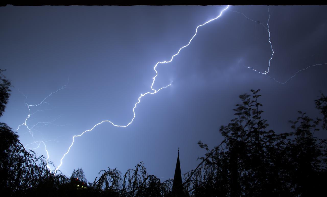 雷が落ちる様子