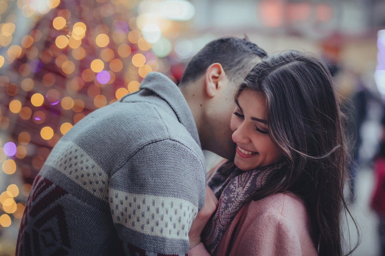 抱き合う直前の男女