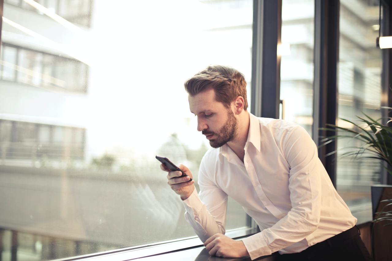 スマホを確認する男性