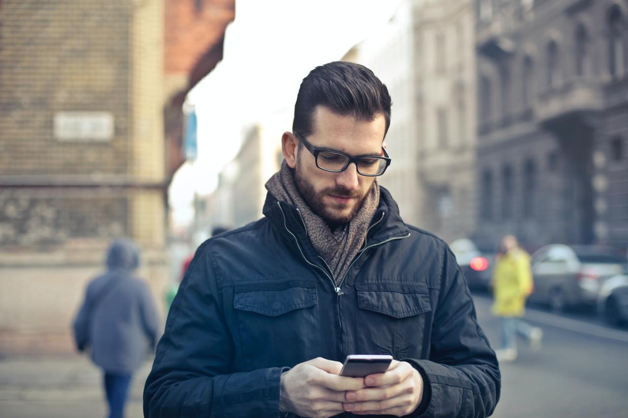 スマホを見つめる男性