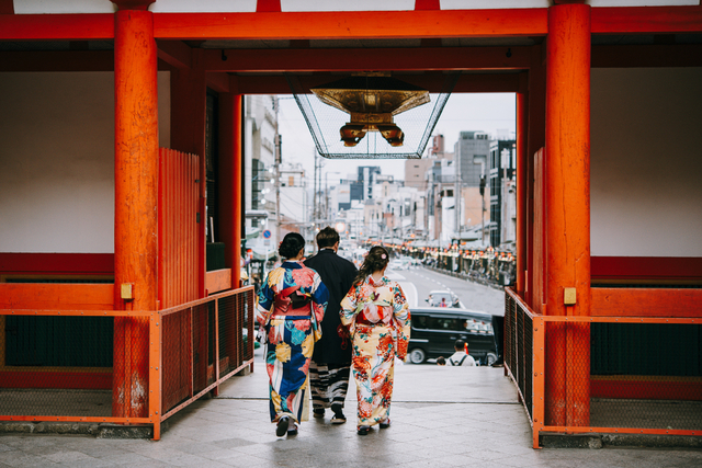 神社を歩く人