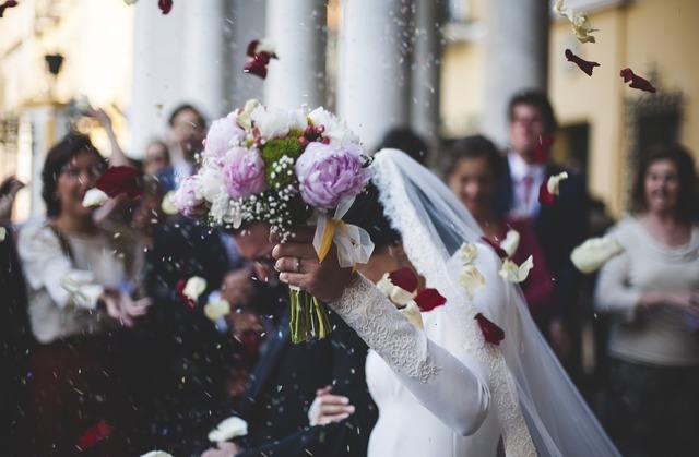 新婚生活へのギャップに気づかないほど幸せな結婚式をする女性