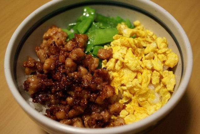 鶏肉を使ったそぼろ丼