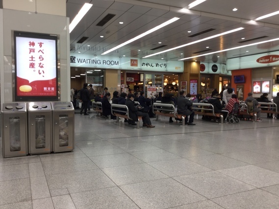 新大阪駅構内にあるベンチ