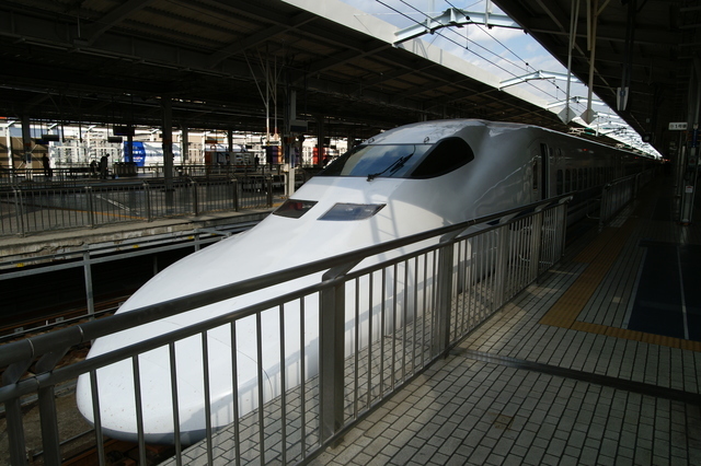 新大阪駅のホームから見た新幹線