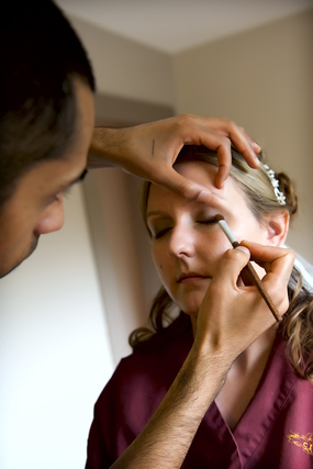 アイシャドウを塗る女性