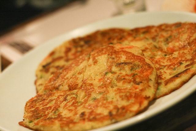 丸く焼き上げられたチヂミ