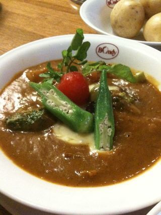 野菜を乗せたカレー