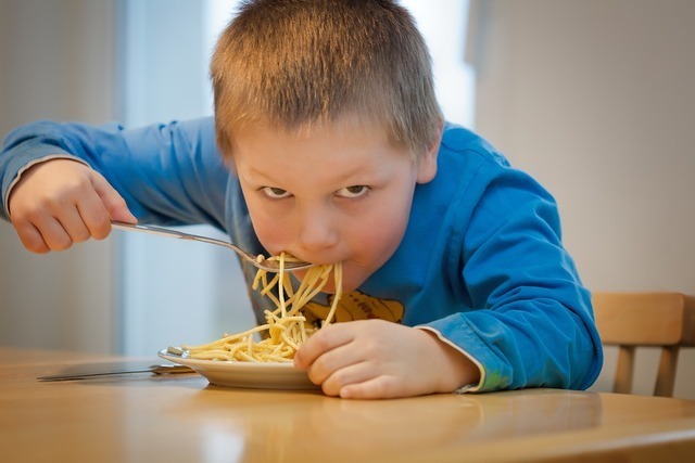 パスタを食べる少年