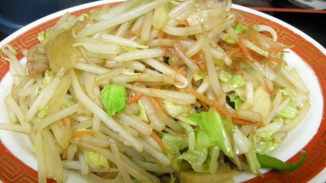 野菜炒めの皿