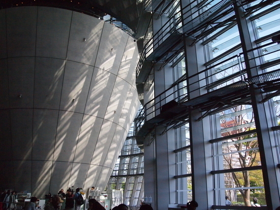 国立新美術館の中