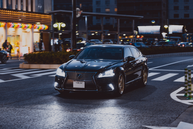 街を走り抜ける車