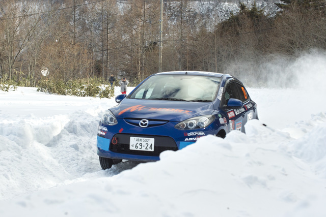 雪道を走る車