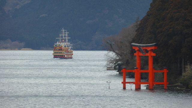 芦ノ湖に立つ鳥居