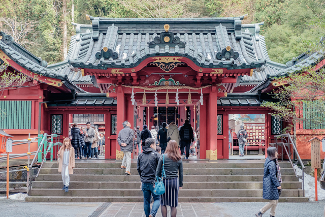 箱根神社参拝する人