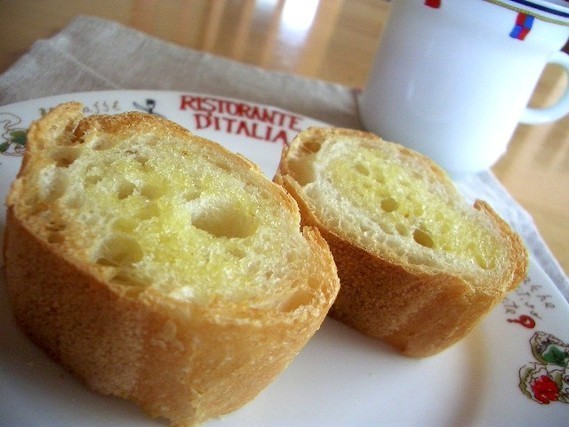 朝食にフランスパン