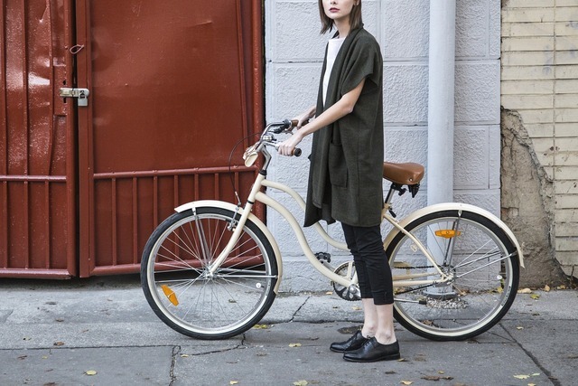 自転車を持つ女性