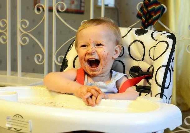 食事中の子供