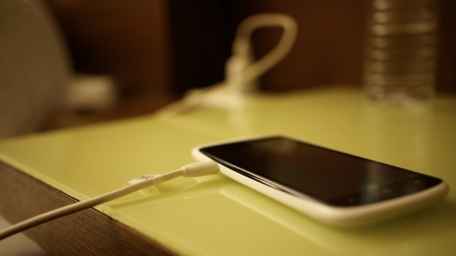 スマホ充電中