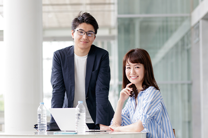 信頼し合う大人の男女