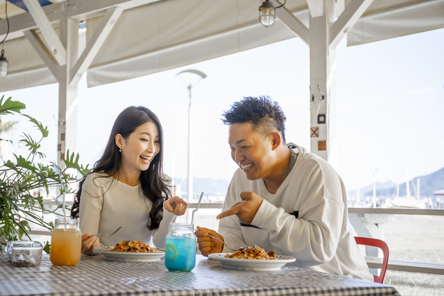 笑顔で食事をする男女