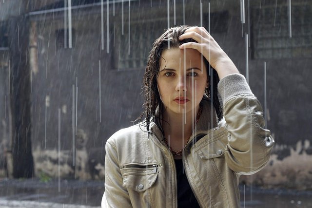 雨に降られる女性