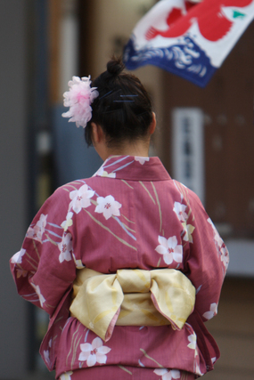 浴衣で歩く少女