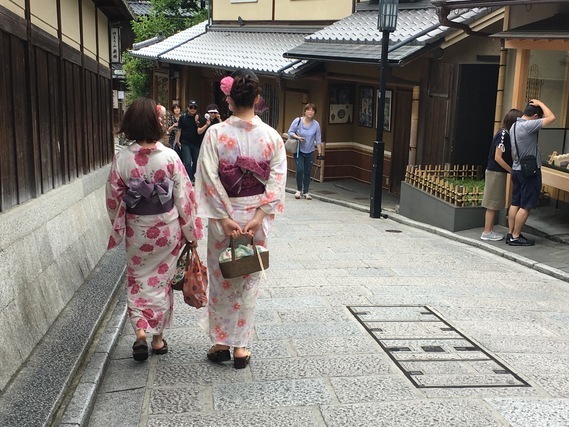 浴衣で散策する女性