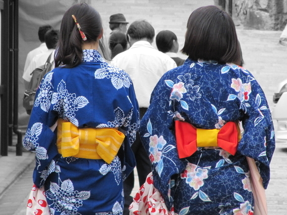 浴衣姿の少女