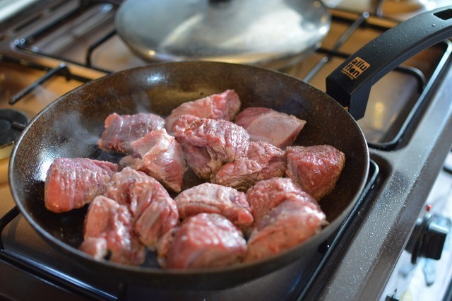 肉を焼くフライパン