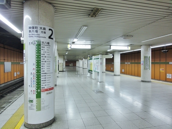 新宿三丁目駅のホーム