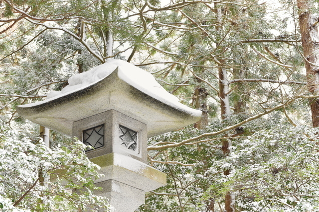 雪と灯籠