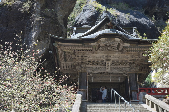 岩の下の社