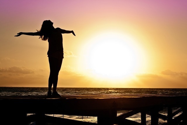 夕日を浴びる女性