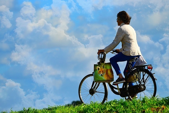 自転車に乗る人