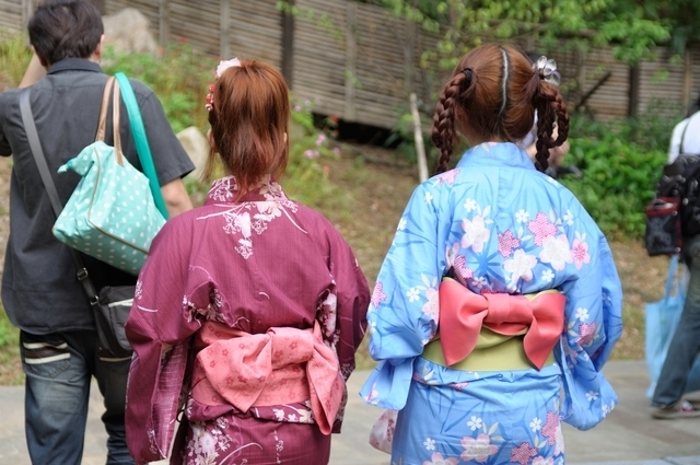 シンプルな浴衣の女性達
