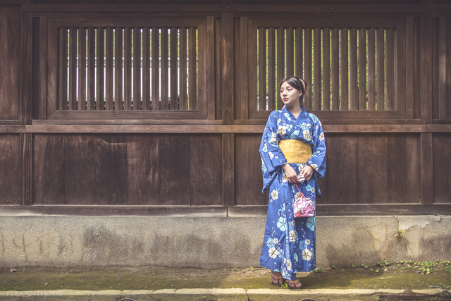 青い浴衣姿で立つ女性