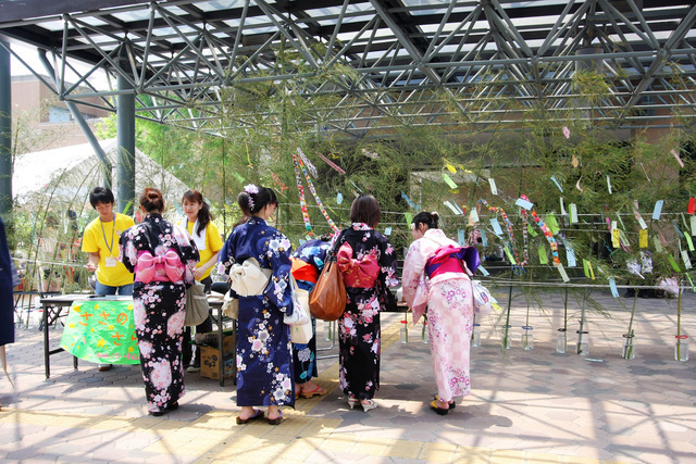 浴衣姿の女性たち