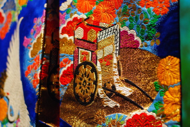 豪華な刺繍の着物