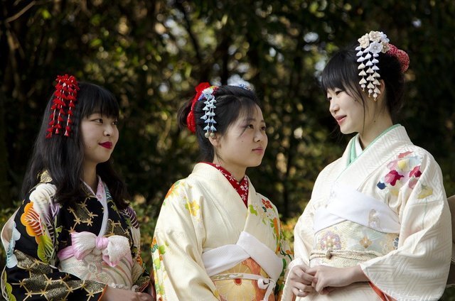 様々な和装の女性