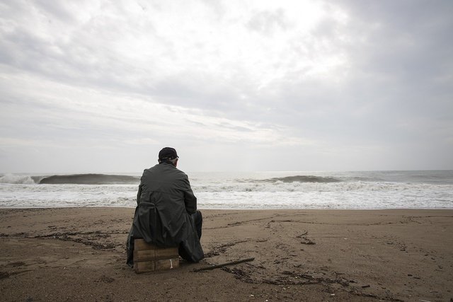 浜でリラックスする男性