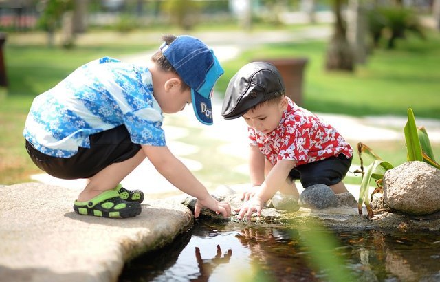 水辺で遊ぶ子供達